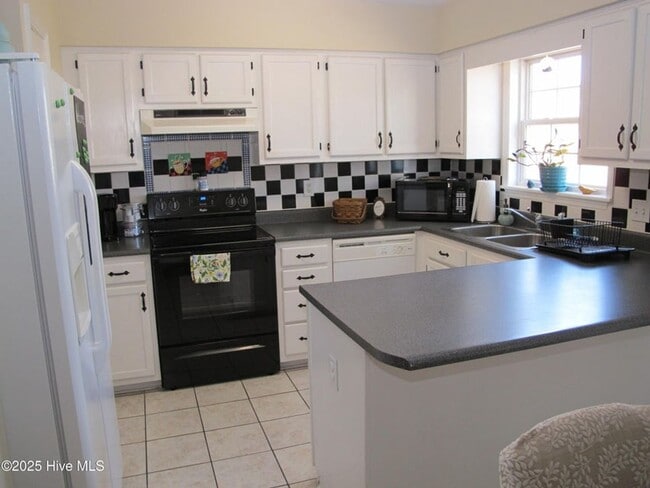 Building Photo - Charming 2 Bedroom Home