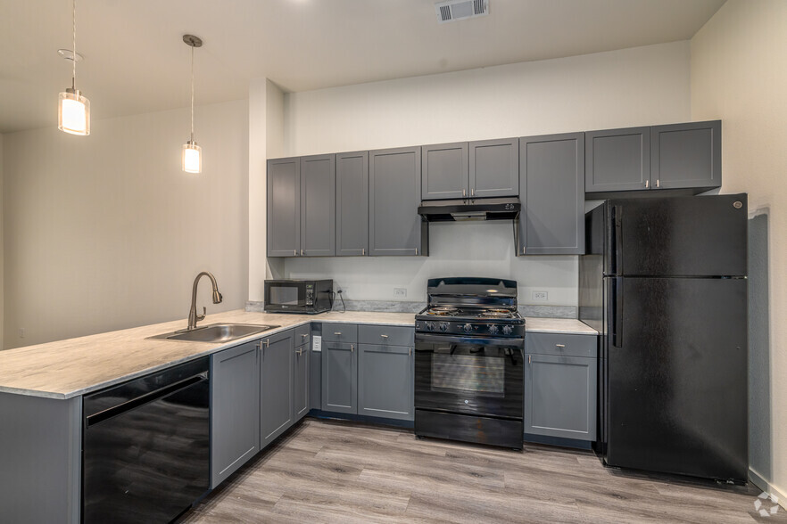 1BR, 1BA - 610SF - Kitchen - Los Portales de Lena Guerrero