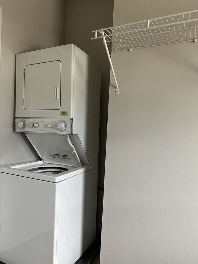 Building Photo - 1 Bed 1.5 Bath Townhome in King-Lincoln Br...