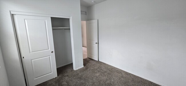 Building Photo - 1527 E Lardner Dr