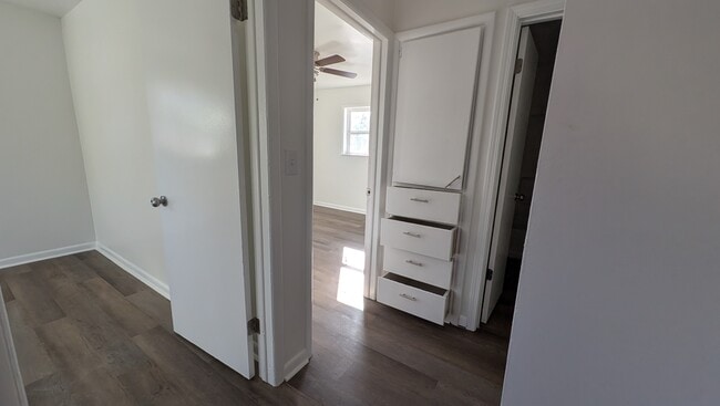 Building Photo - 1027 E Wallace St