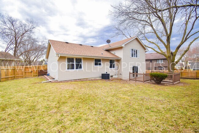 Building Photo - 3 Bedroom, 3 bath Home in West Des Moines!!