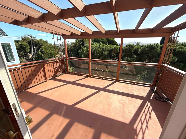 Building Photo - UPDATED BRIGHT 2000sf 4BR/2BA Monterey Hei...