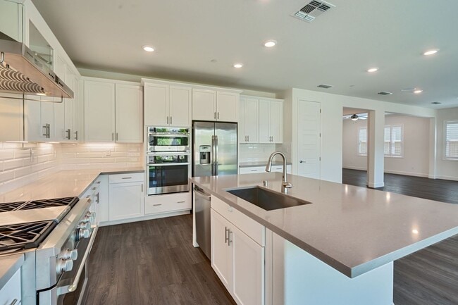 Building Photo - Luxury 5 Bedroom Home in Serrano – Spaciou...