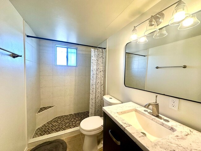 Building Photo - 2 Bedroom Renovate House! Large Yard and C...