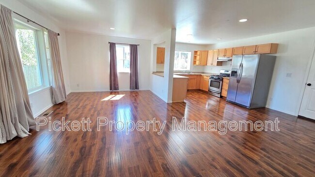 Building Photo - 1733 N Wycoff Ave