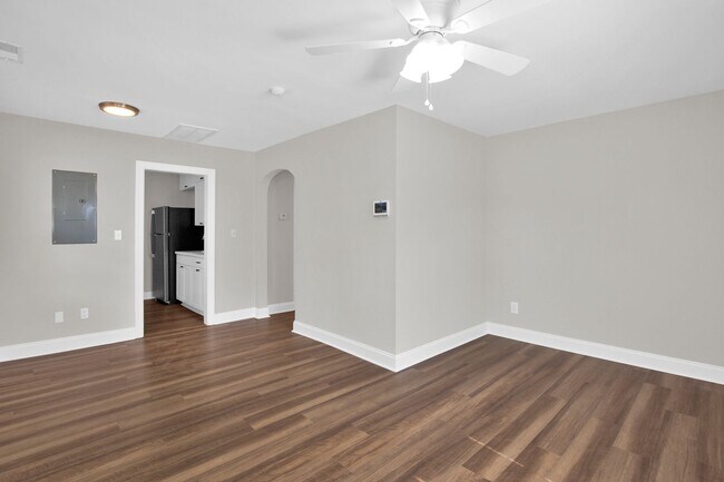 Building Photo - 2 Bedroom 1 Bath In Fayetteville- Small Do...