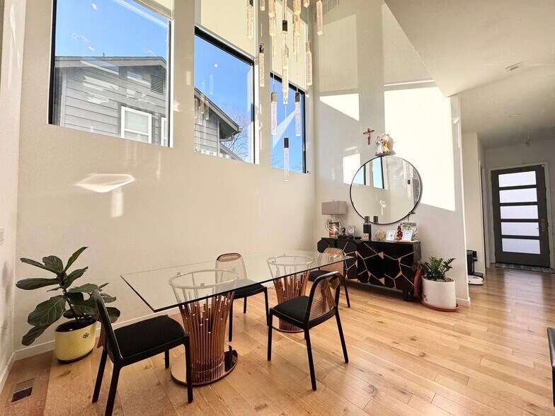 Building Photo - 4732 Mercier St