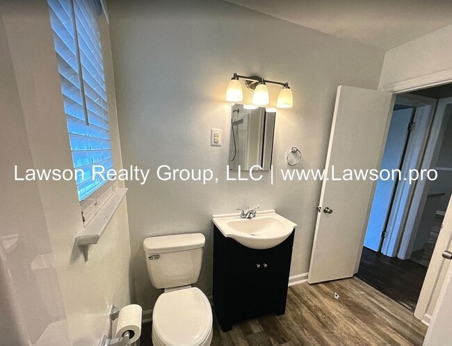 Building Photo - Two Bedroom Home in City of Salem