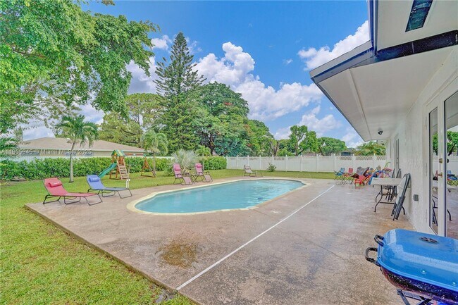 Building Photo - 17000 NW 18th Ave