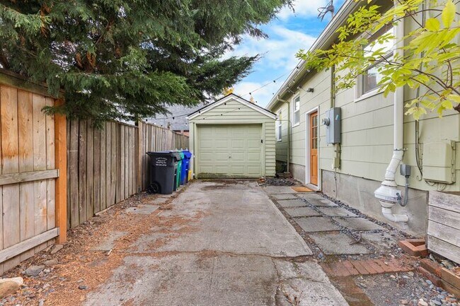 Building Photo - 5774 N Vancouver Ave