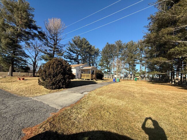 Building Photo - 300 Monticello Ln