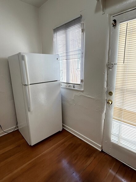 Building Photo - 806 N Poinsettia Pl