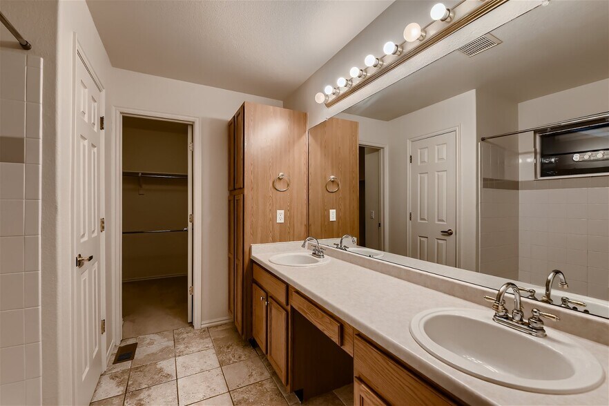 Building Photo - 2625 Fernwood Pl