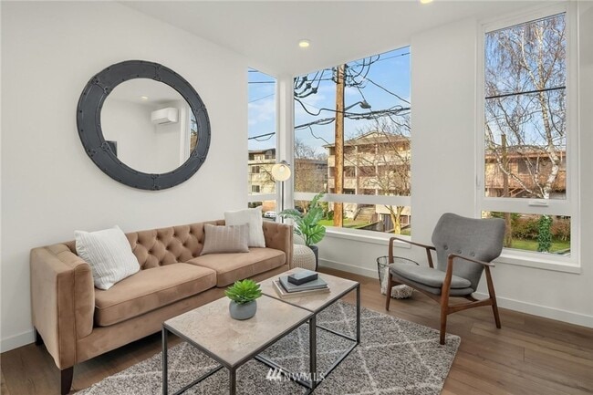 Building Photo - 2Bd/1.75Ba Seattle Townhouse