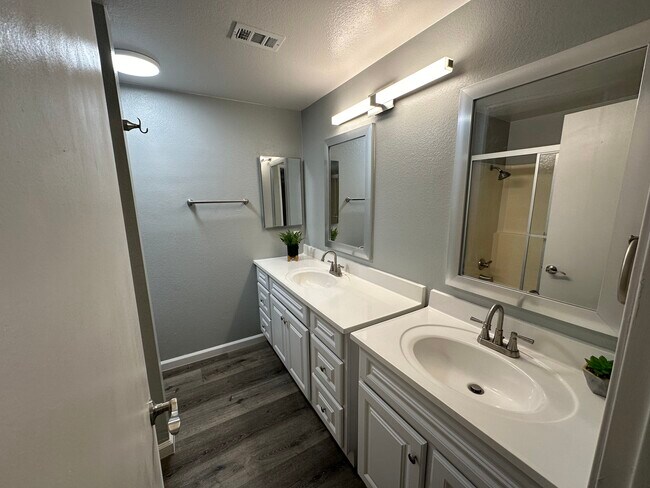 Building Photo - 14334 Poplar St