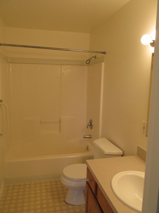 Building Photo - 2 Bedroom house in Burlington