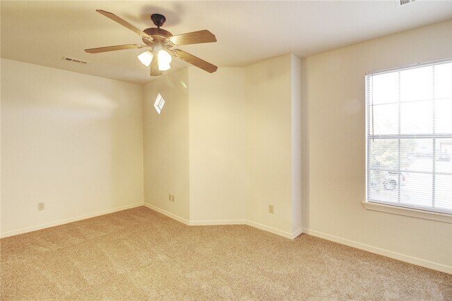 Building Photo - 1746 N Chestnut Ave