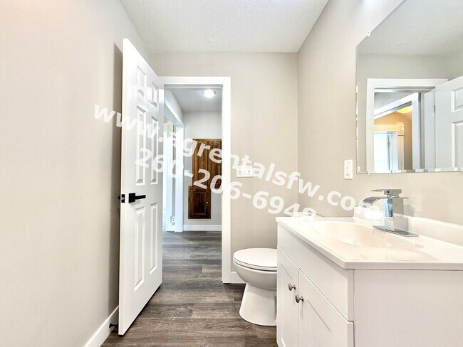 Building Photo - 615 W 4th St