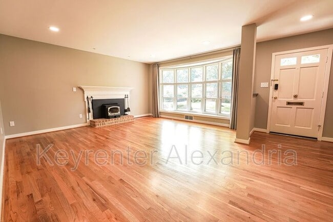 Building Photo - 906 Neal Dr