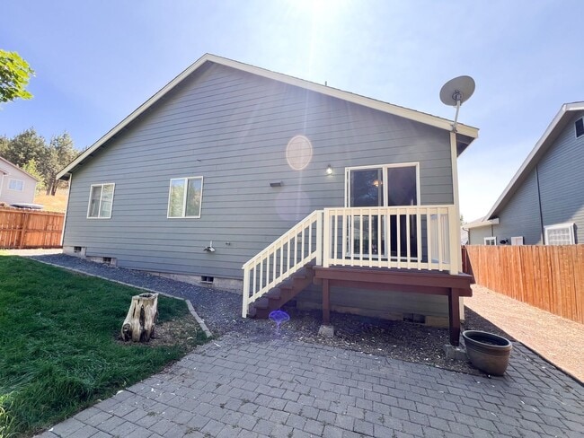 Building Photo - Three Bedroom, Two Bath House in Southview
