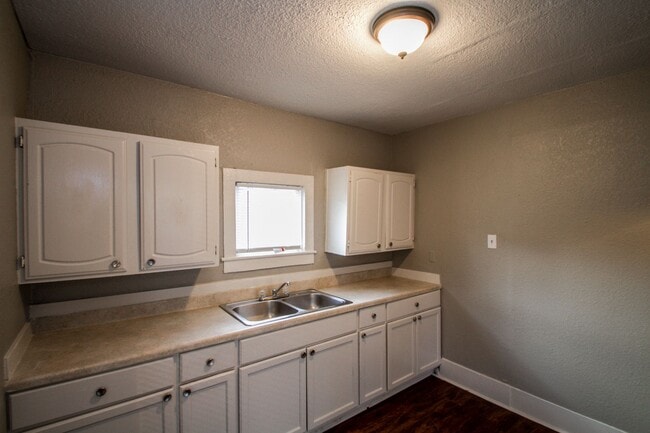 Building Photo - 512 Cooper St