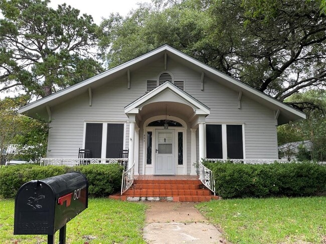 Building Photo - 801 Hudgins St