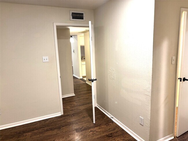 Building Photo - 3025 Walnut Bend Ln