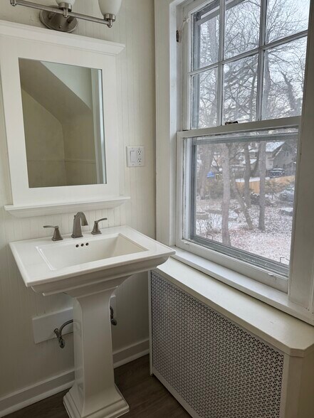 Building Photo - 245 E Hamilton Ave