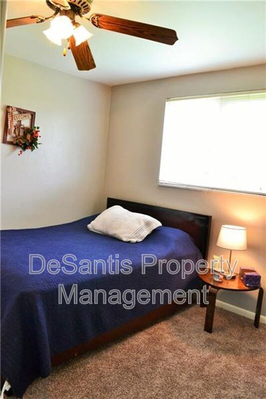 Building Photo - 301 Meadowlark Ln