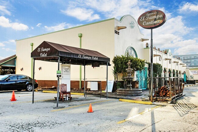 Building Photo - 5810 Venice St