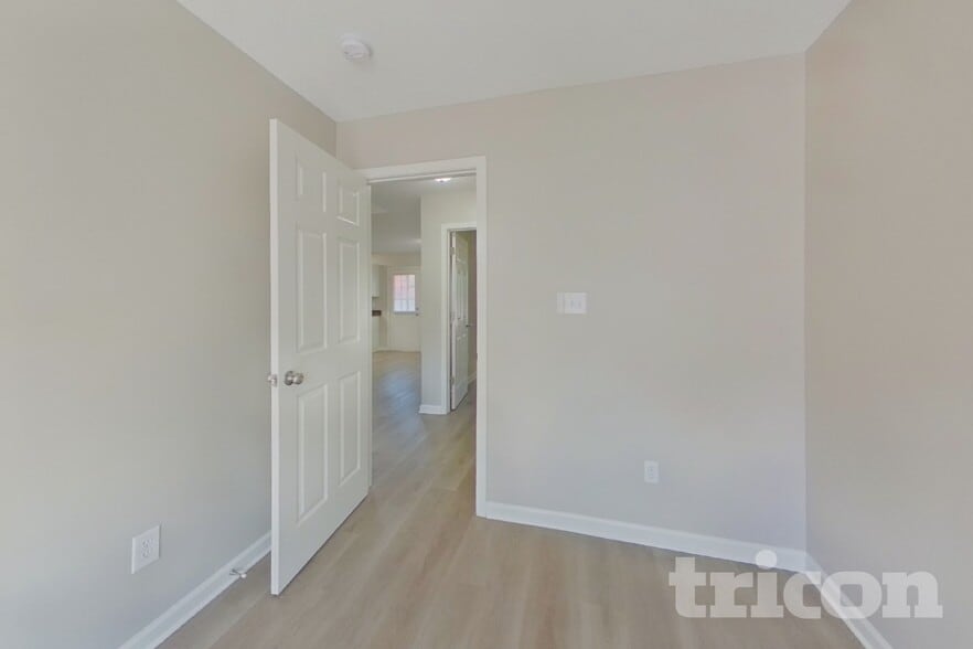 Building Photo - 2425 Saluda Dr