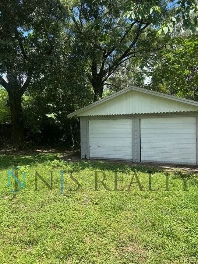 Building Photo - JUST RENOVATED! 2/1, 1180sq ft, Fully Updated Kitchen~Bath ~floors. NEW Appliances & Paint... wit...