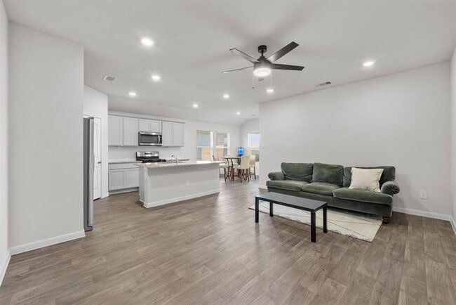 Building Photo - 320 Darwin Pl