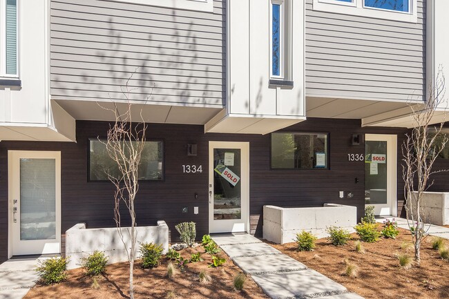 Building Photo - 2bd/1.75ba Seattle Townhome