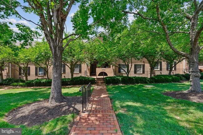 Building Photo - 5702 Brewer House Cir