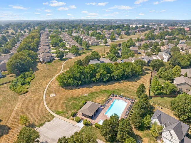 Building Photo - {13862} Spacious townhome in Prime Location + Maintenance Provided Community + Neighborhood Pool ...