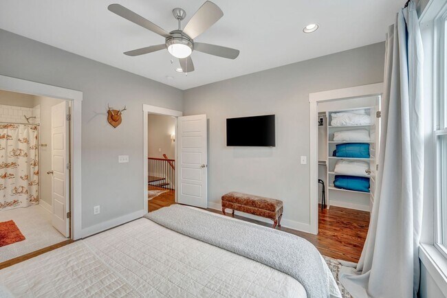 Building Photo - 3 Bed/ 3.5 Bath Townhome in Wedgewood with 2 Car Garage, Furnished or Unfurnished