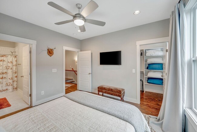 Building Photo - 3 Bed/ 3.5 Bath Townhome in Wedgewood with...