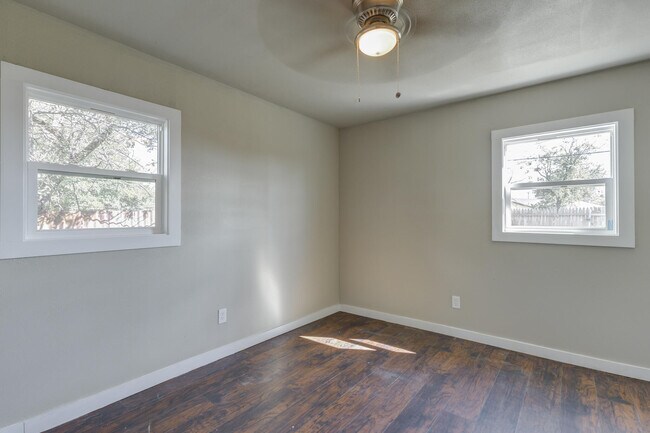 Building Photo - 1702 E 2nd St