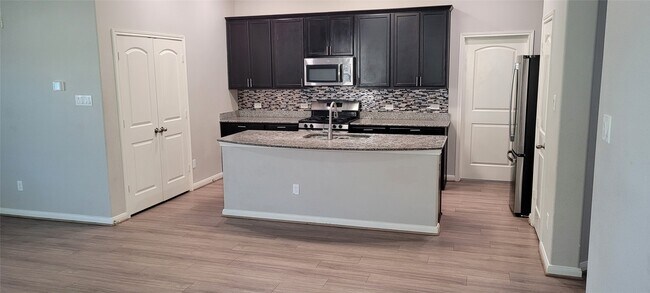 Building Photo - 6042 Carpenters Cove Ln