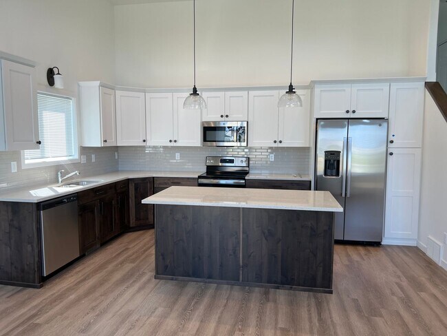 Building Photo - 3 Bed 2 Bath Single Family Home