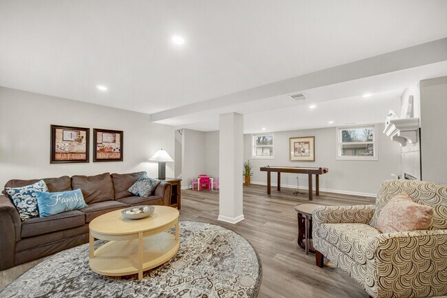 Building Photo - 706 Christy Ln