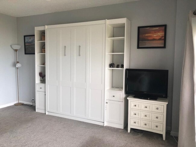 Building Photo - 880 Mandalay Ave