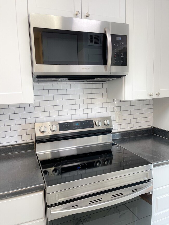 Building Photo - 2744 Briarhurst Dr