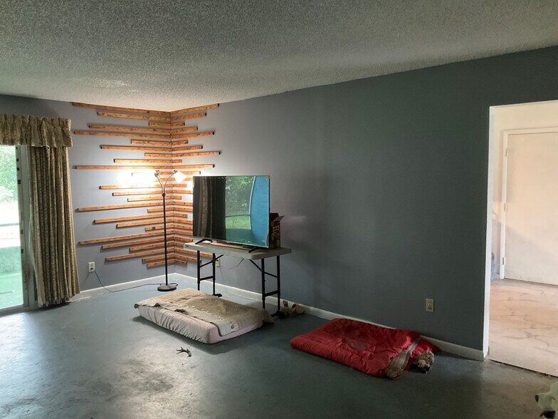 Building Photo - 58 Silver Ln