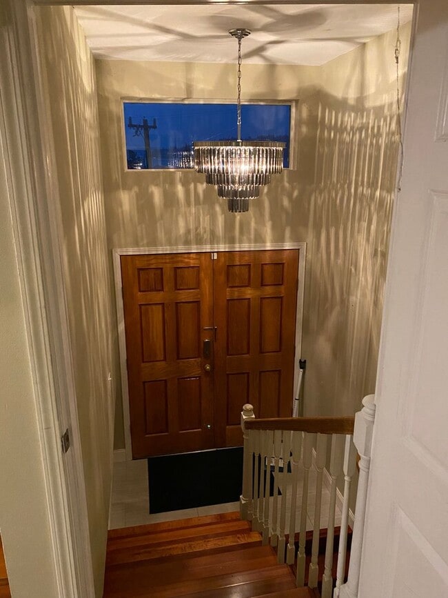 Building Photo - 3 bed/ 2 bath Two Story House overlooking Lake Washington, $3,175/mo