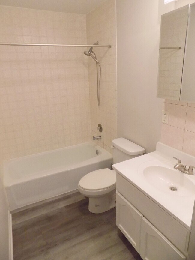 Building Photo - 534 E 17th St