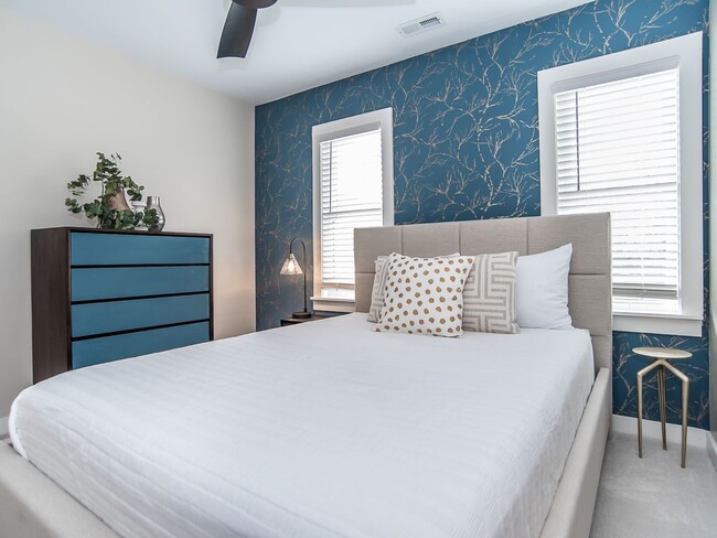 Building Photo - **OFFERING 1/2 OFF FIRST MONTH'S RENT FOR 9+ MONTH LEASE & REFUNDABLE APPLICATION FEES** Luxuriou...