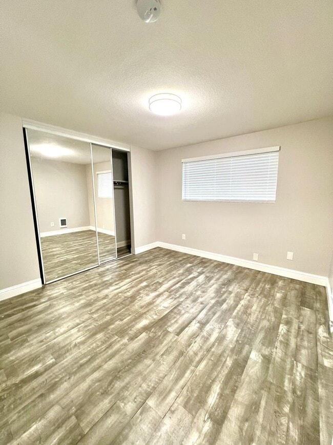 Building Photo - LUPUS01